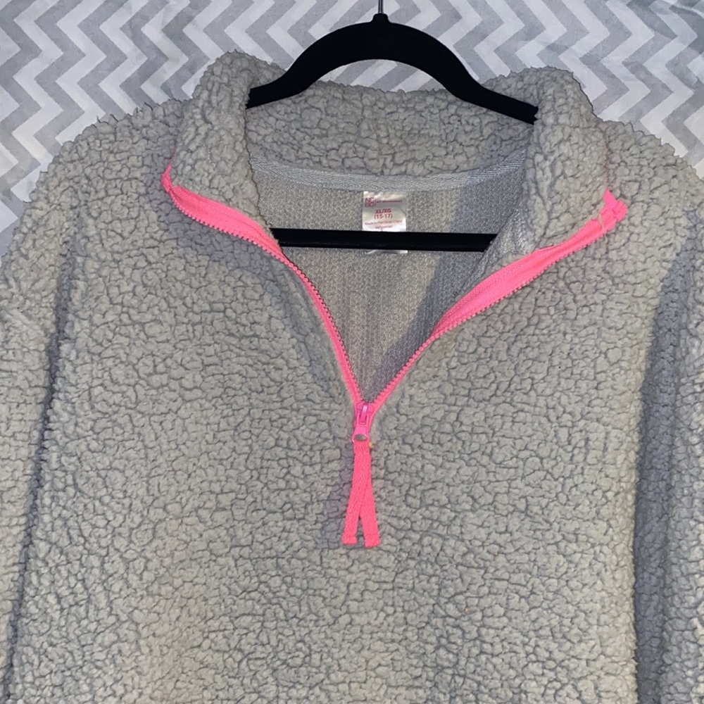 Fluffy pull over - Picture 2 of 4
